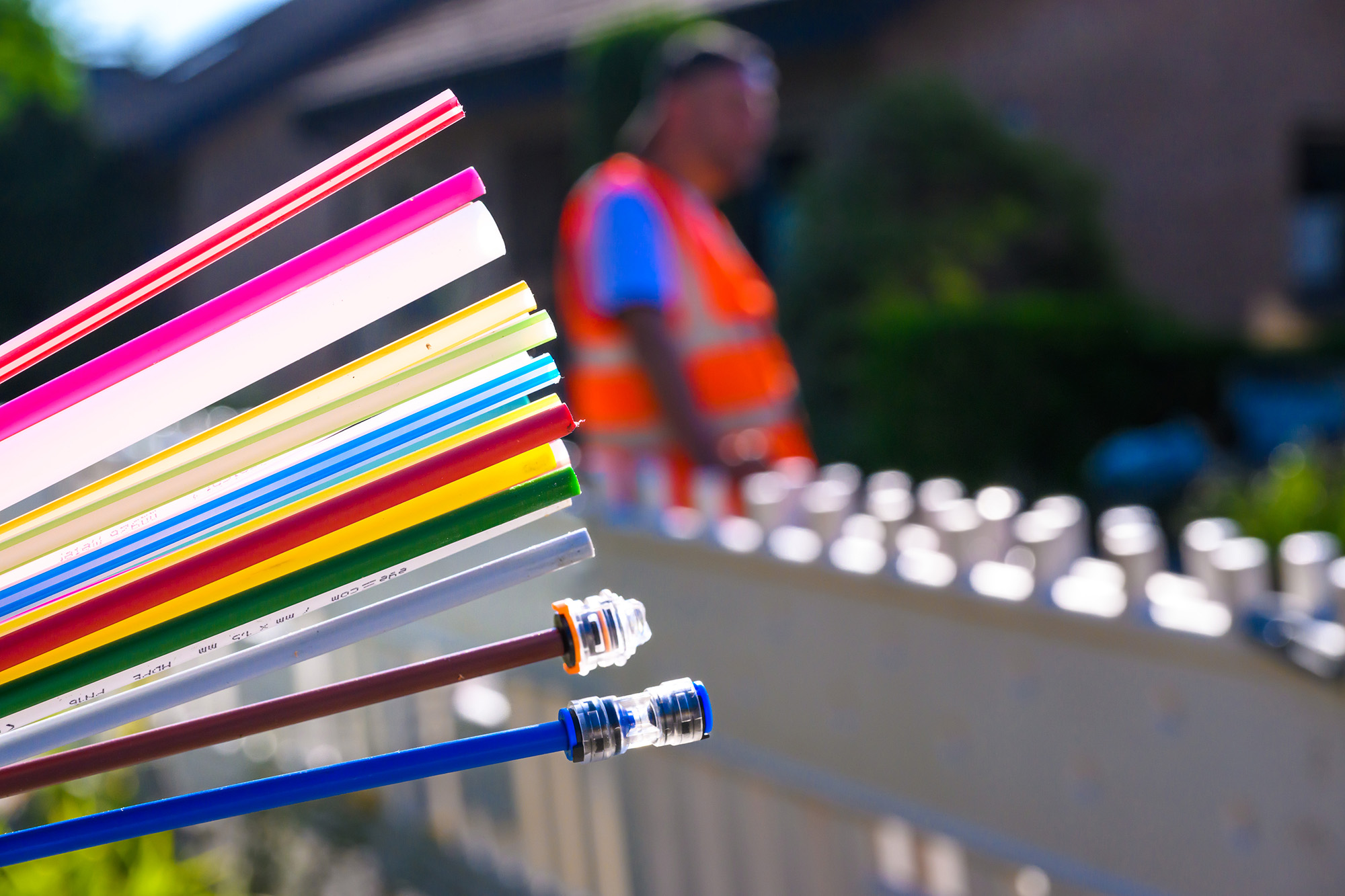 Nahaufnahme eines Glasfaserkabels auf einer Baustelle