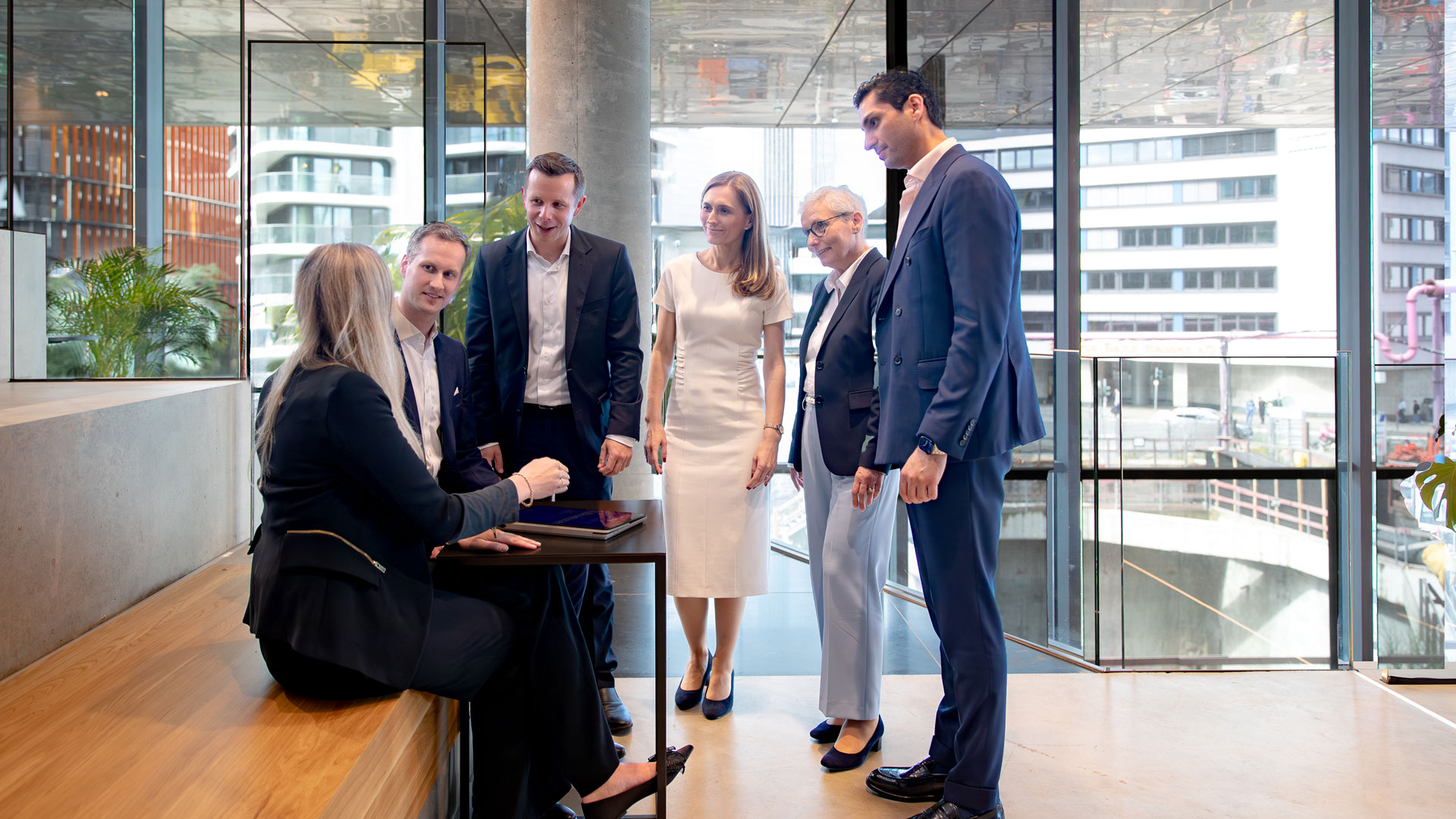 Gruppenbild mehrerer Mitarbeiter von Palladio Partners im Gespräch