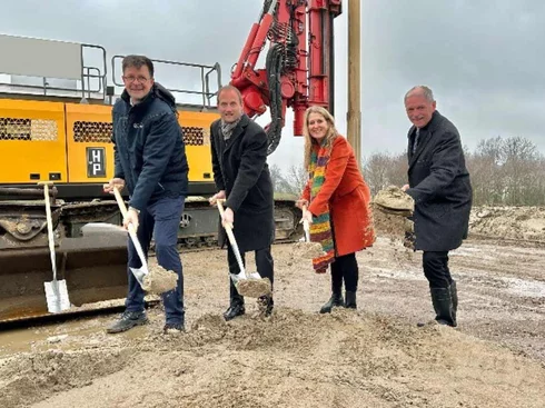 Bild der vier Teilnehmer während des Spatenstiches auf der Baustelle