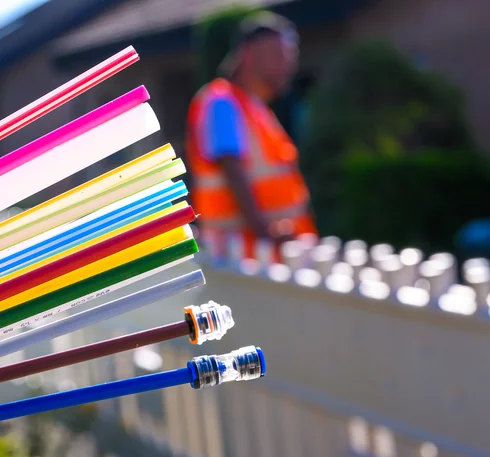 Nahaufnahme eines Glasfaserkabels auf einer Baustelle