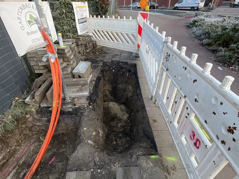 Bild einer Baustelle, wo ein Glasfaserkabel verlegt wird