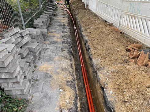 Bild einer Baustelle, wo ein Glasfaserkabel verlegt wird